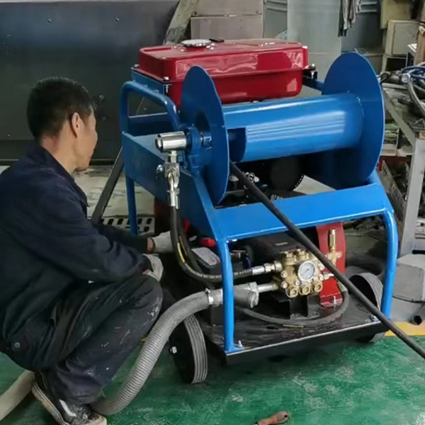 汽油機(jī)驅(qū)動疏通機(jī)進(jìn)小區(qū)疏通清洗下水道