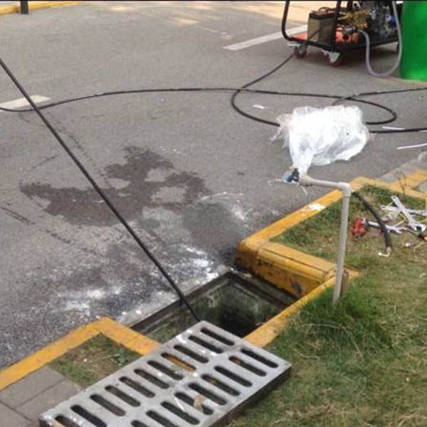 物業現場使用小型管道高壓疏通機