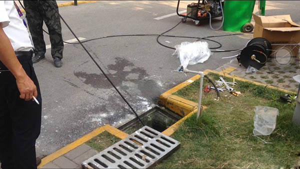 物業(yè)現(xiàn)場使用小型管道高壓疏通機