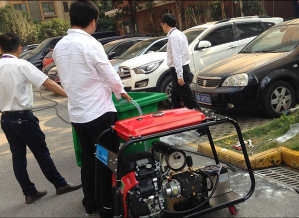 物業(yè)現(xiàn)場使用小型管道高壓疏通機